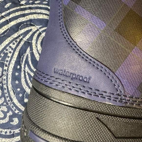 Crocs waterproof black and purple boots. Size 8 - Picture 6 of 10